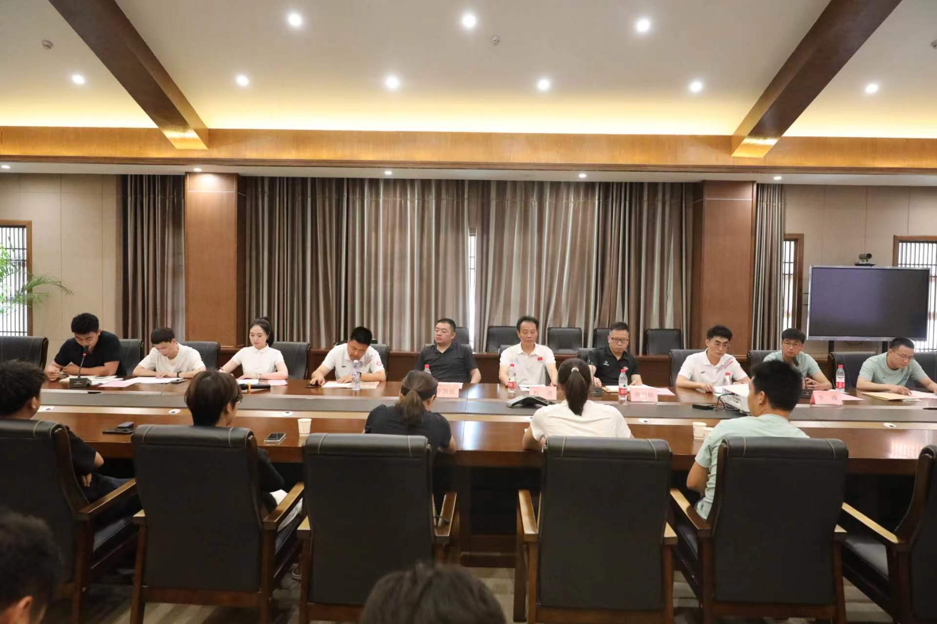 体育学院党支部召开党员学习会